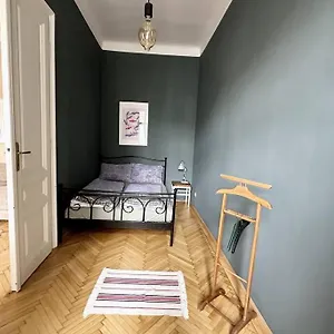 Ruhige & Grosse Altbauwohnung 7min Zum Zentrum Appartamento